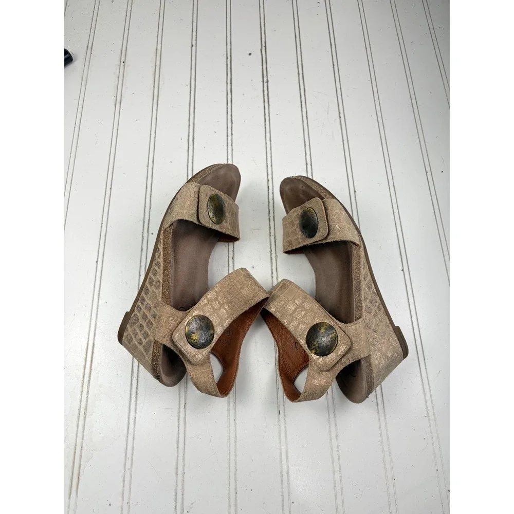 Taos Carousel 2 Metallic Gold Embossed Leather Wedge Sandals Women's Size 7-7.5